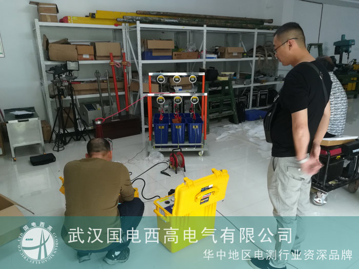 我司技术人员为长沙客户调试绝缘手套靴耐压装置